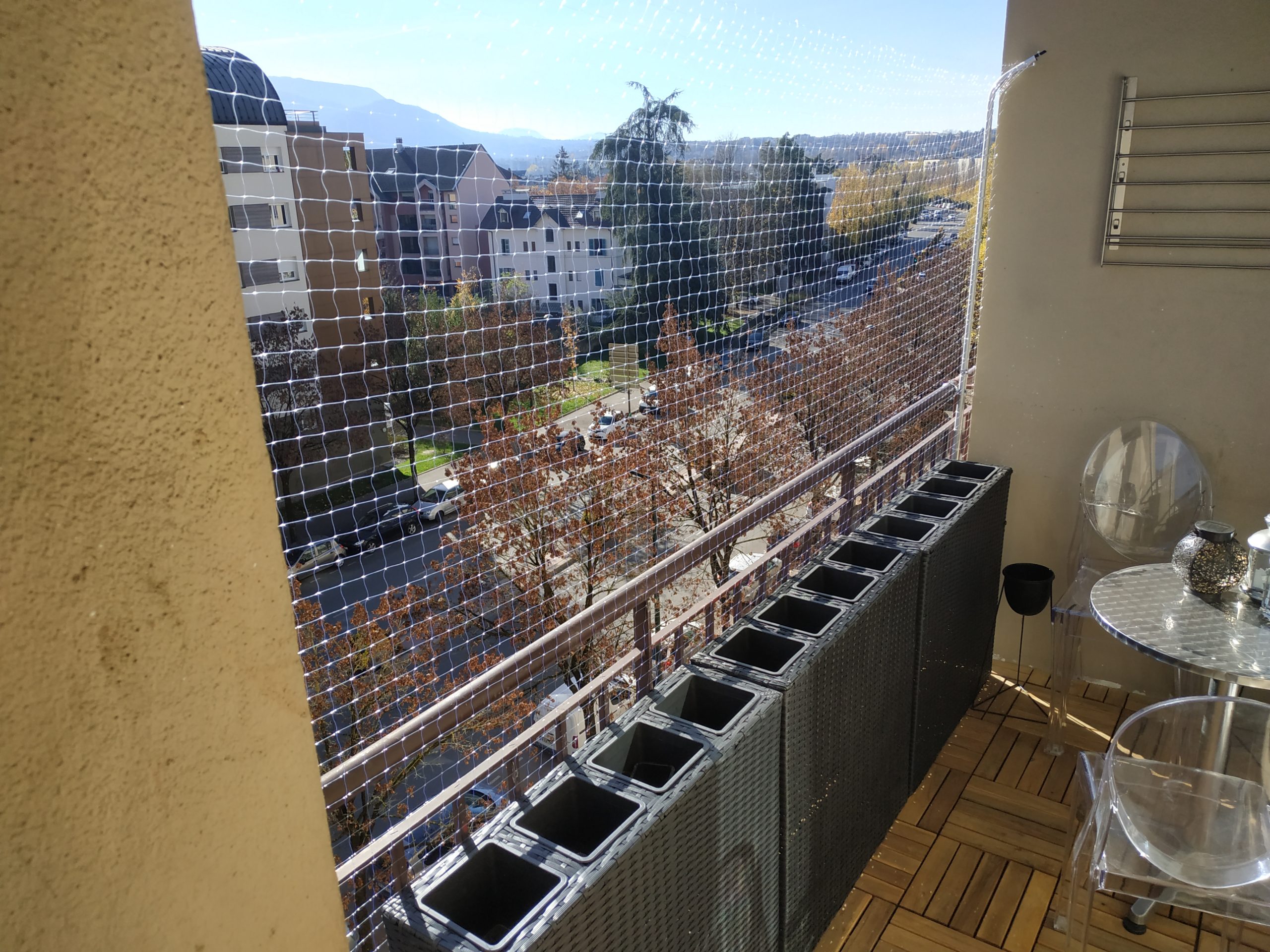 Pose de filet de protection pour chat sur balcon