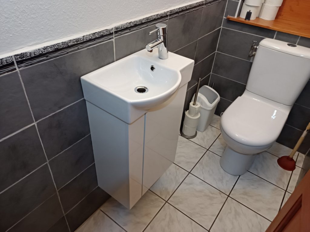 Installation d'un lavabo de toilettes