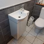 Installation d'un lavabo de toilettes