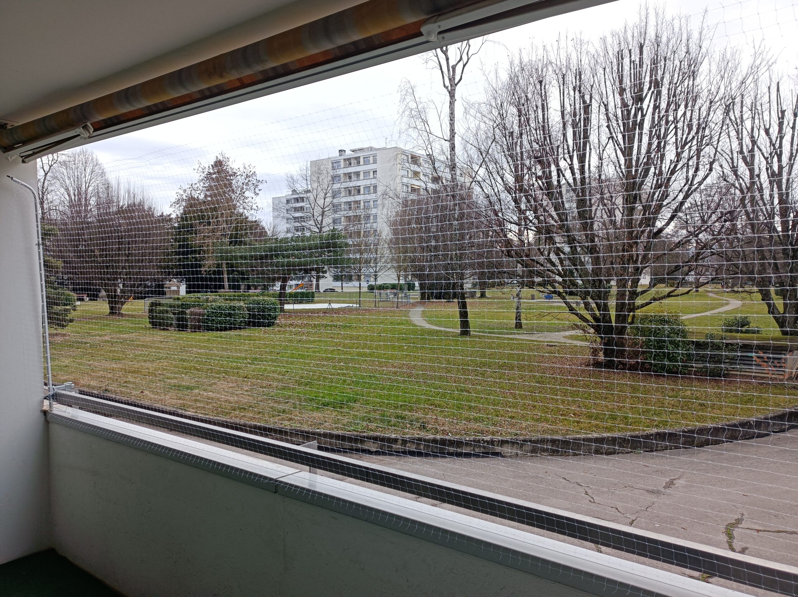 Pose de filets de protection anti chute sur balcon à Genève
