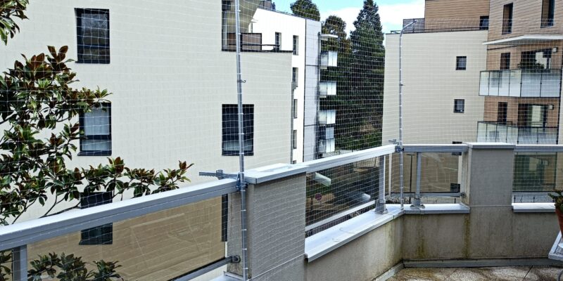 Installation de filets de protection anti chute sur balcon